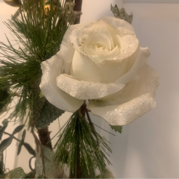 Closing Soon.✨ Winter Rose Garland Qt. 2 w 2 Cherubs. - Picture 5 of 14